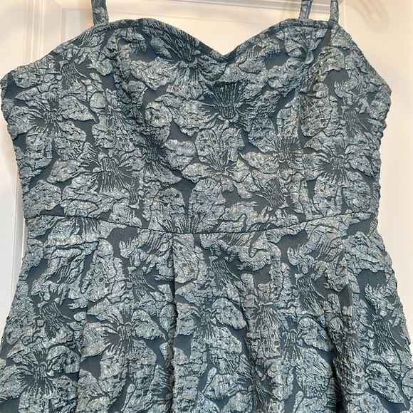 New FLORAL JACQUARD SLEEVELESS MINI DRESS Size Medium on blue - Picture 3 of 11